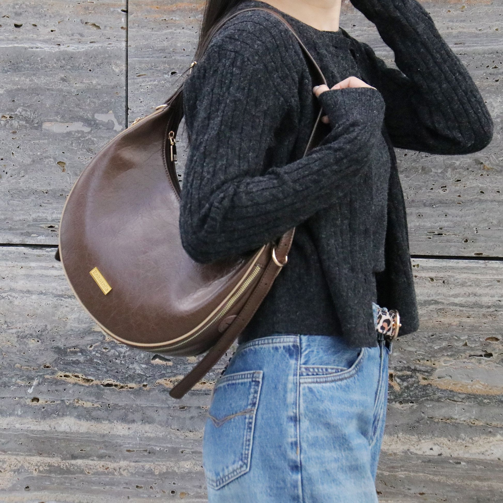 Sac Crescent – Élégant sac à bandoulière incurvé pour les mamans d'animaux stylées | Bobotails